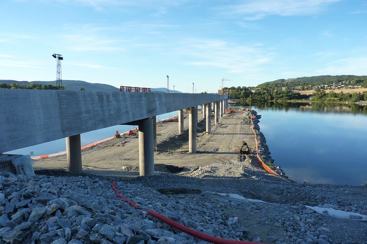 hrc-projects- Minnevika railway bridge - view along bridge during construction